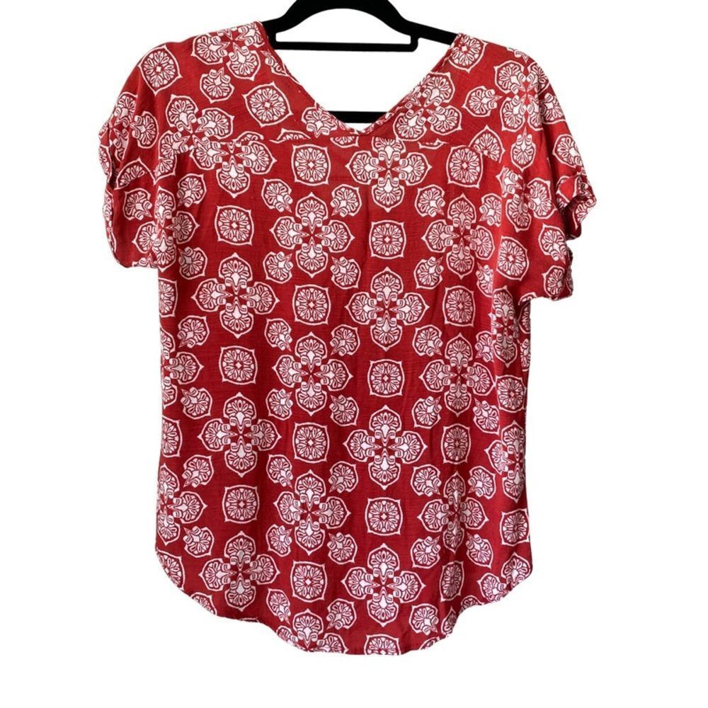 Geometric Floral Pattern Pink Rose Red and white tee - Medium